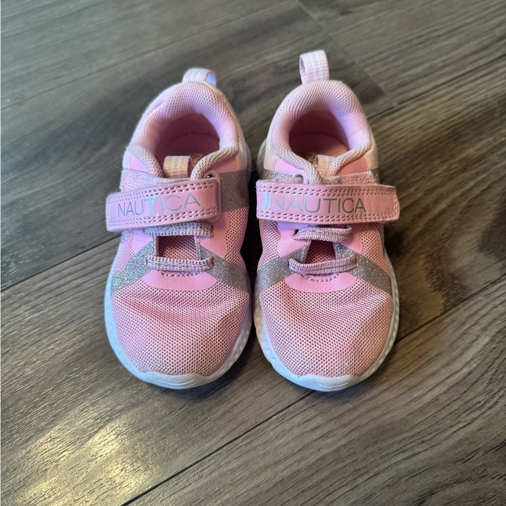 Toddler girl size 6 Nautica tennis shoes. Hardly worn.